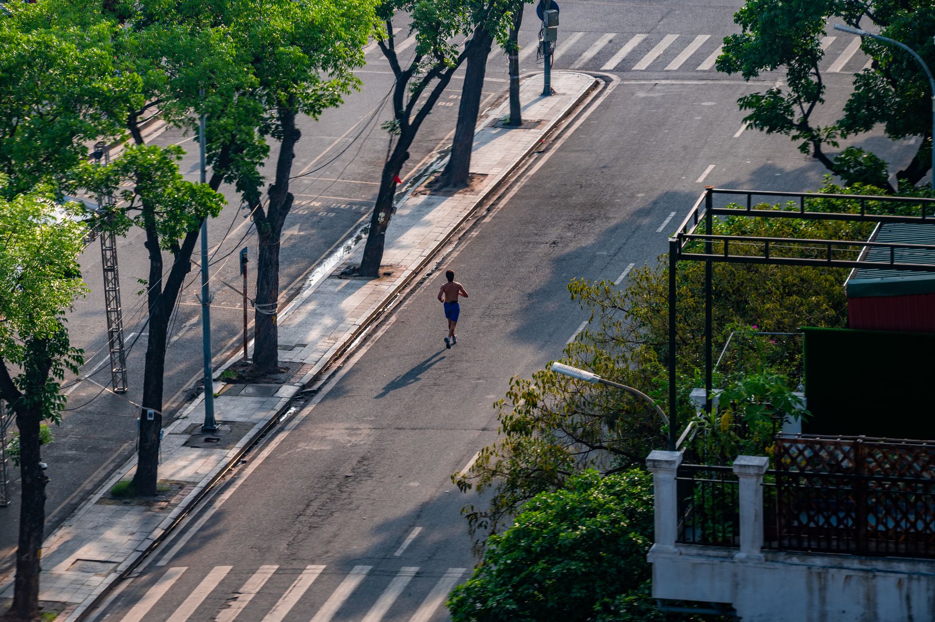 Corredor numa rua arborizada da cidade
